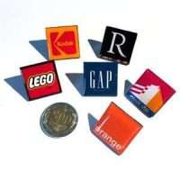 Pin cuadrado 2,5 x 2,5 cms. con dome base acrílica.